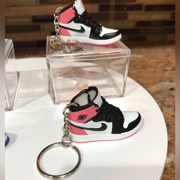 2-Pc (1-Pair) of Sneakers Keychains- New in box 😍 - Picture 6 of 9